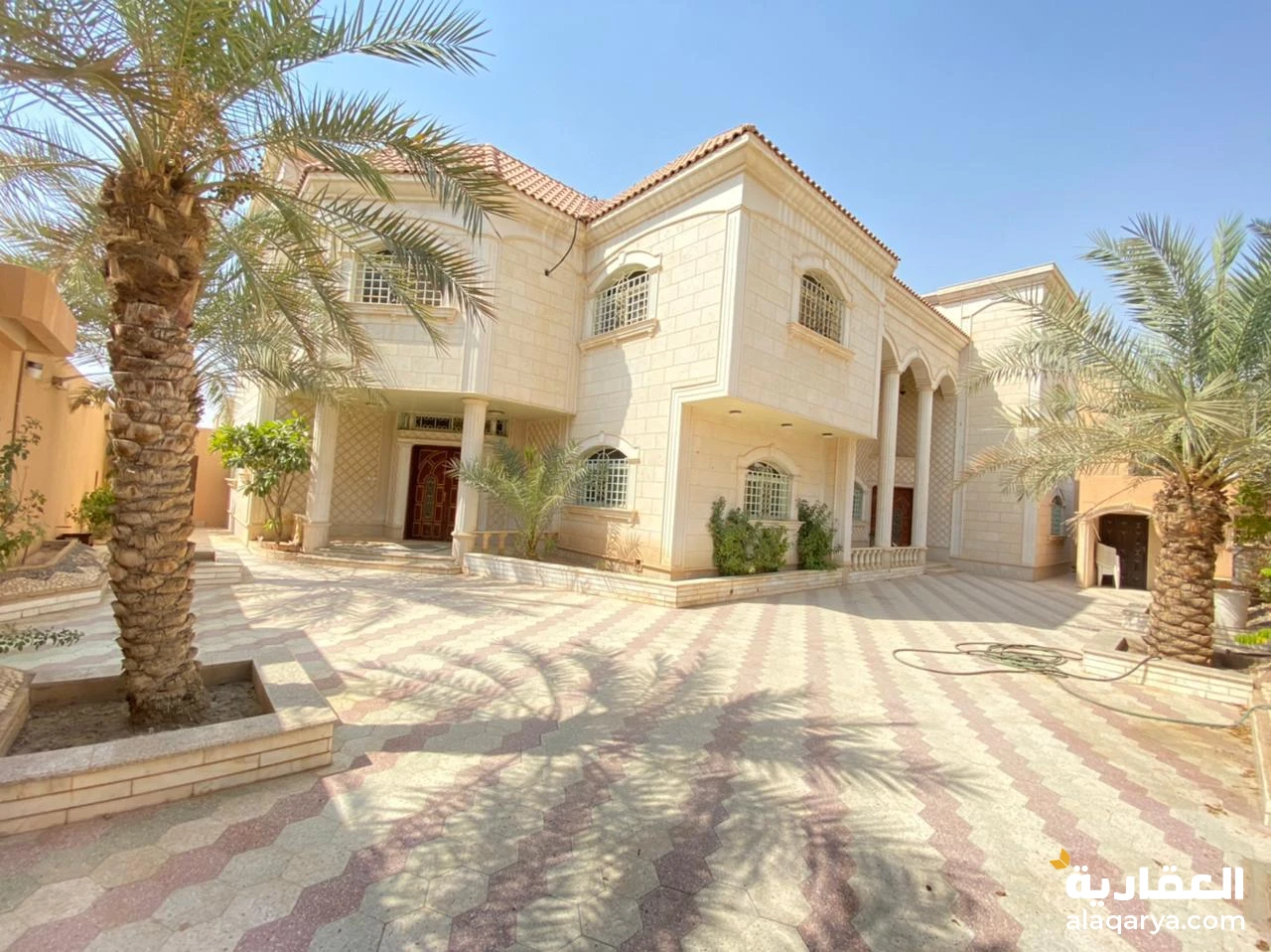 للبيــــــــع فيلا مساحة ٧٠٠ زاوية