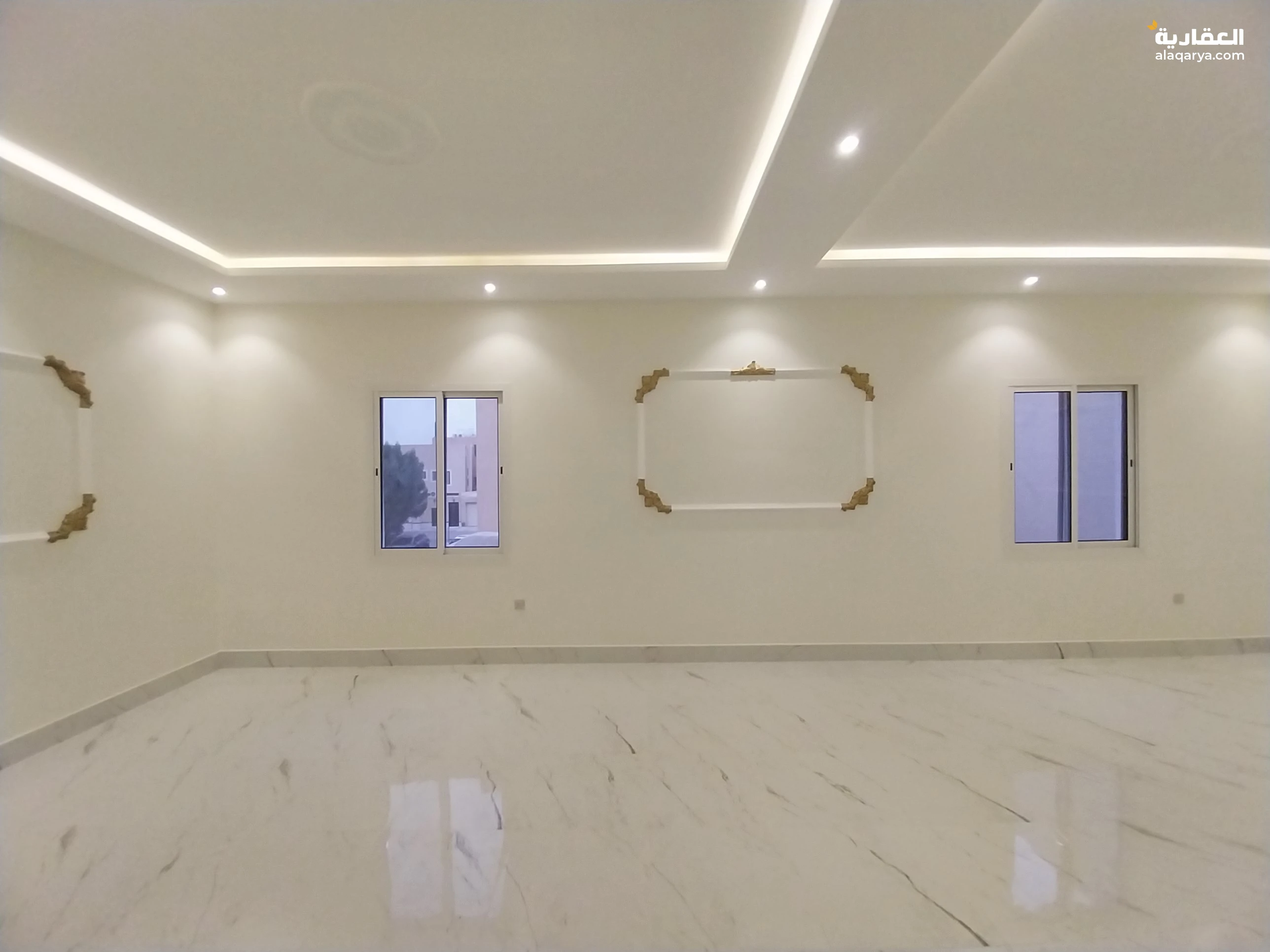 للبيع ارض مساحة 900 زاويه حي النرجس