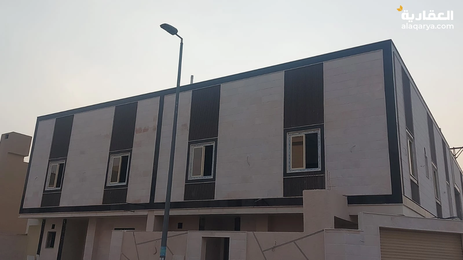 3 فيلل للبيع بمخطط ولي العهد 8 بالقرب من البوليفار