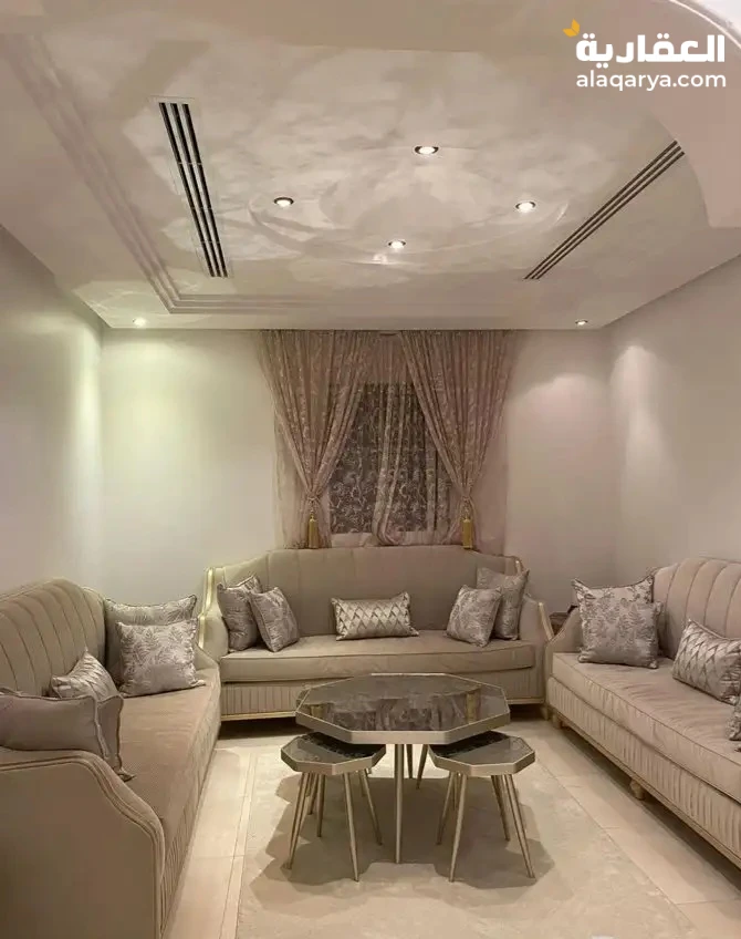 للبيع فيلا مساحة 261 درج داخلي وشقتين