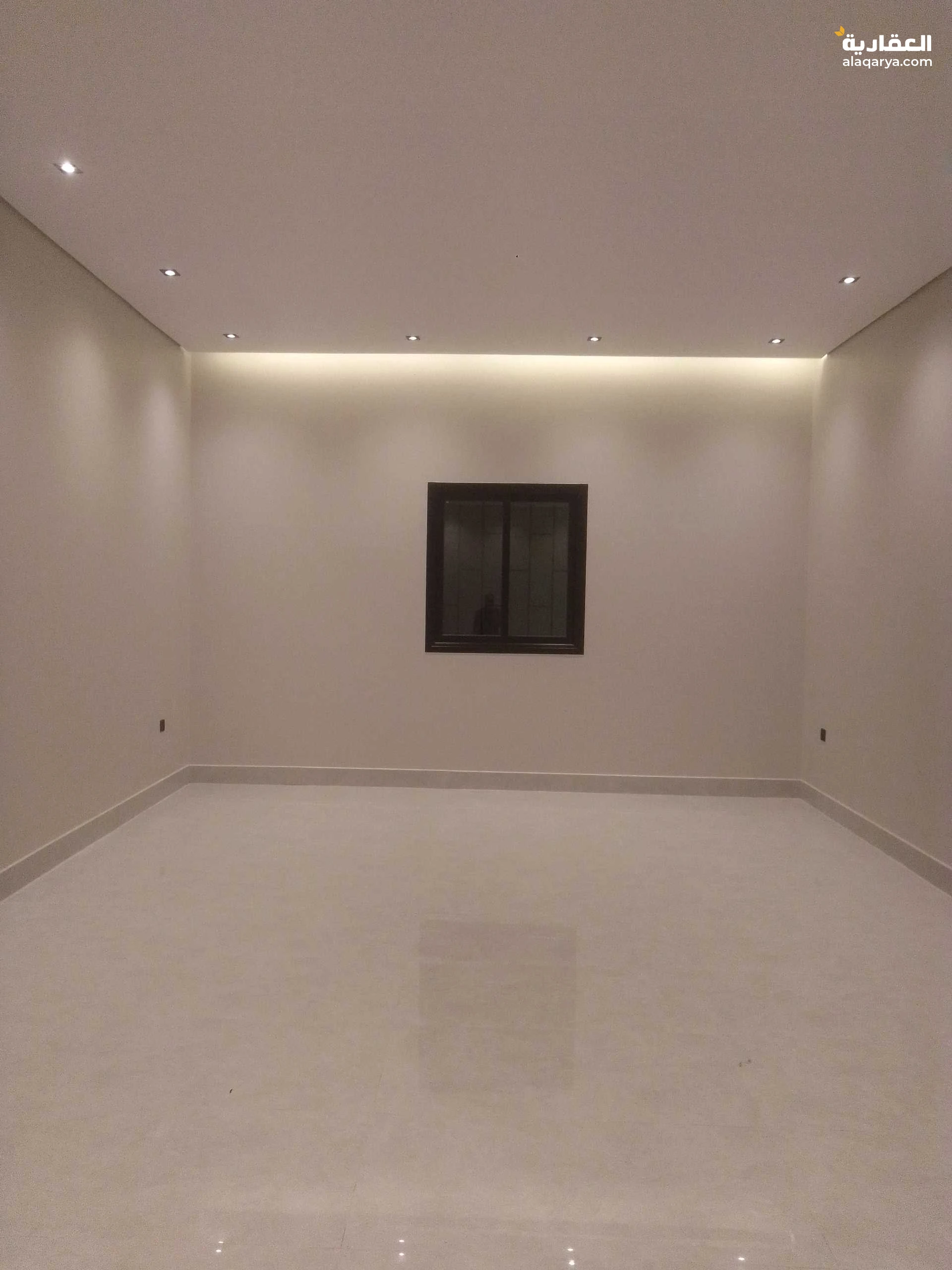 فلا للبيع دور و٣ شقق