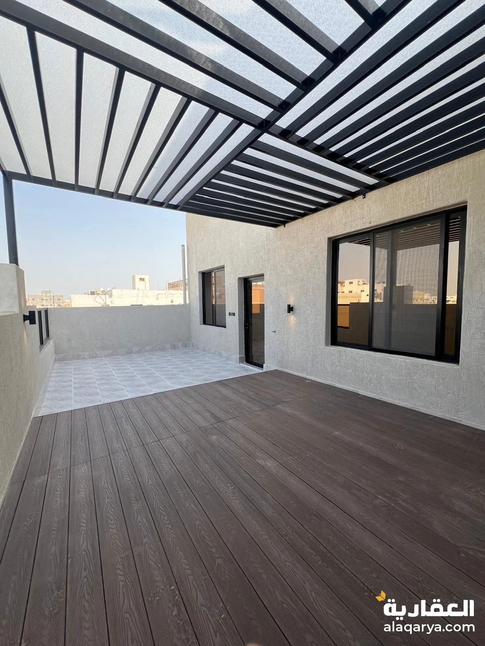 ملحق روف 4 غرف مع السطوح بحي الروضة بمدخلين للبيع