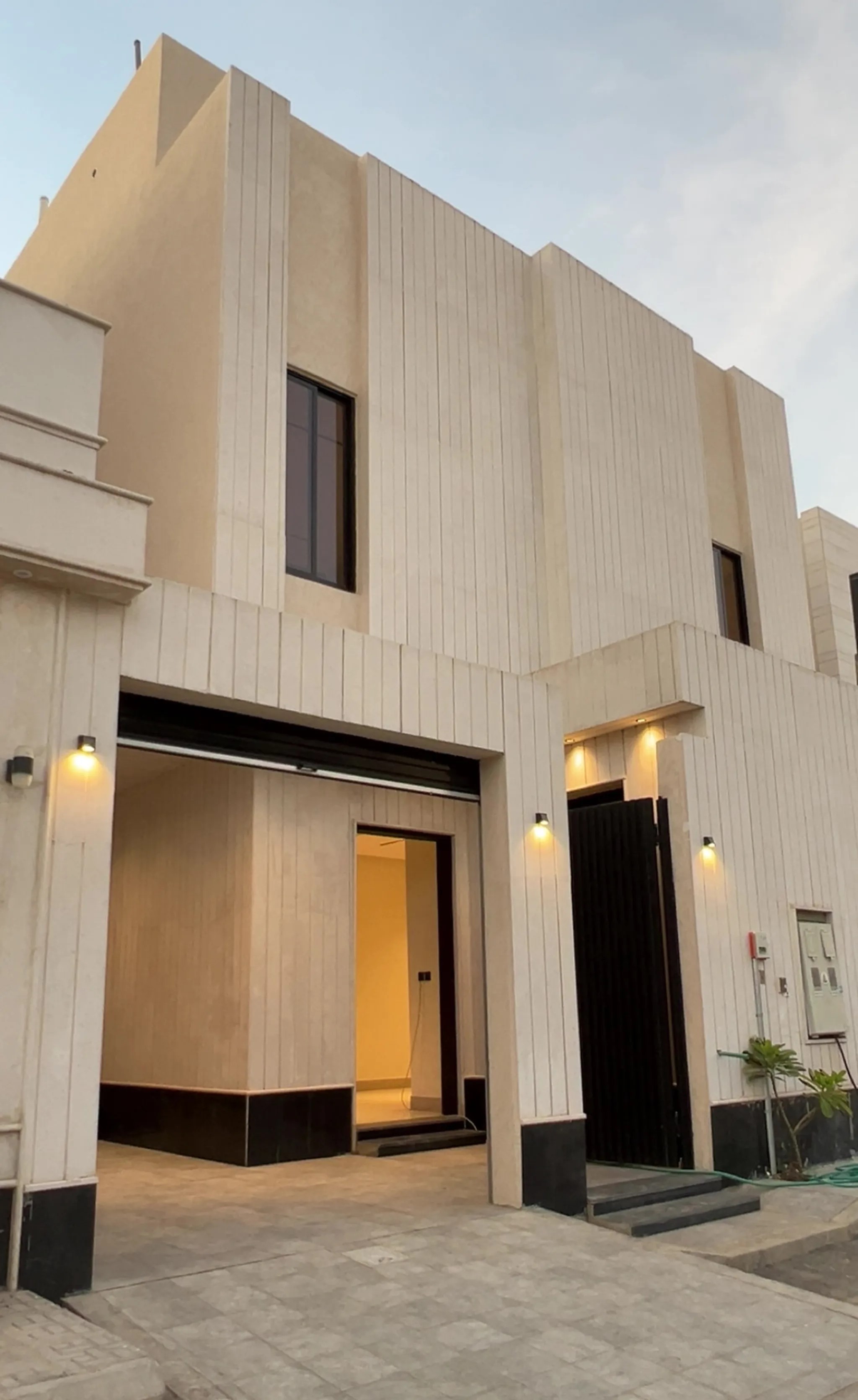 #للبيع فيلا فاخرة + شقة مستقلة – حي الرمال (مخطط تنال)