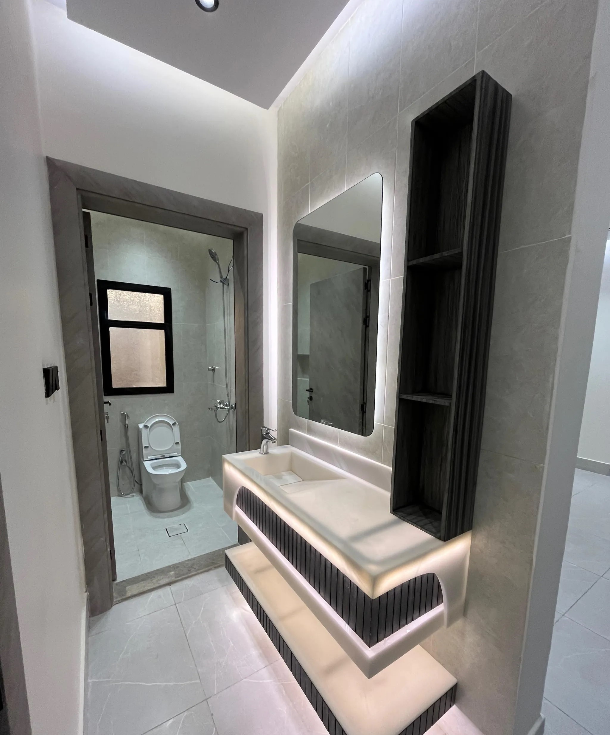 #شقة للبيع 3غرف مدخلين بتشطيب فاخر وحديث حديدة جاهزه للسكن بموقع مميز ومرغوب بقلب حي النعيم