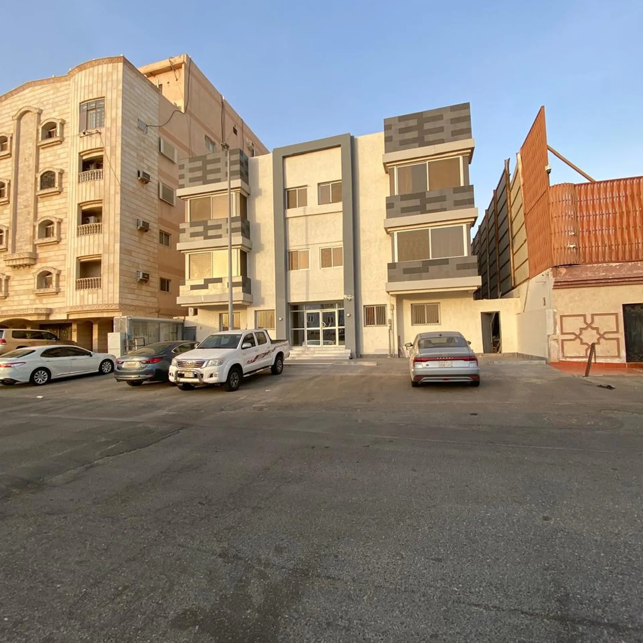 #شقة للايجار بحي الصفا مكونة من 4 غرف ومطبخ و3 دورات مياة