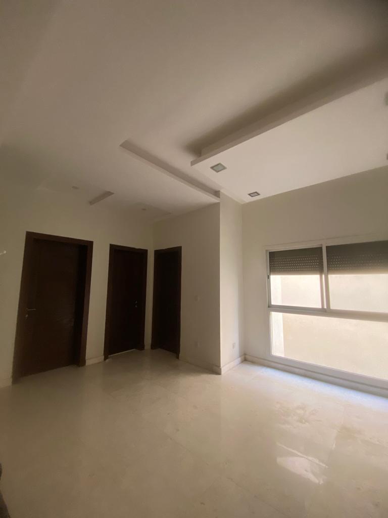 للبيع فيلا مساحة 261 درج داخلي مع شقتين