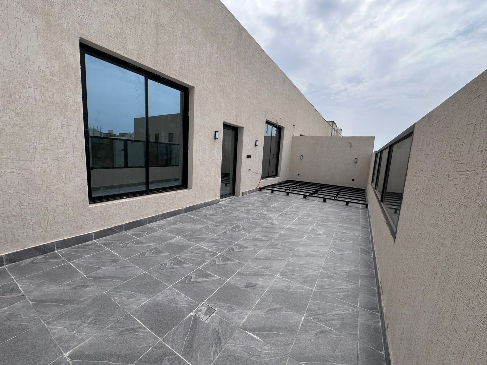 ملحق روف 5 غرف مع السطوح للبيع بحي السلامة جديد أفراغ فوري