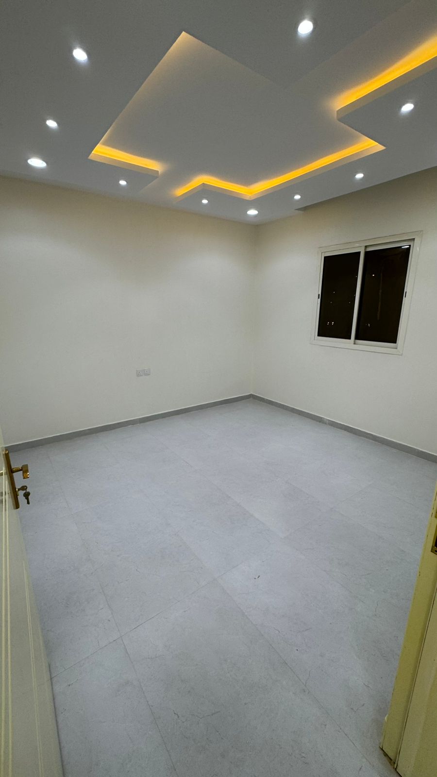 شقة للإيجار ثنائية الدور دبلكس درج داخلي في فيلا في حي المهديه