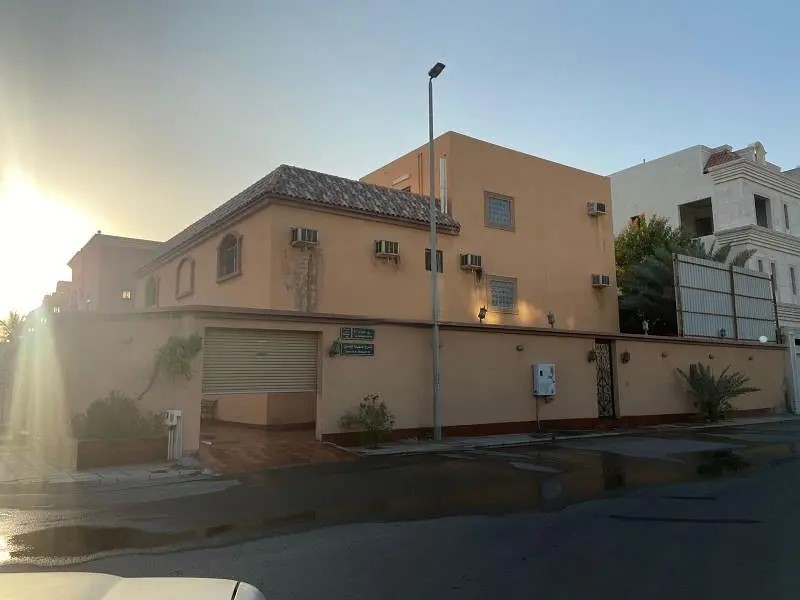 #فلة للبيع بحي المنار على شارعين شرقية جنوبية