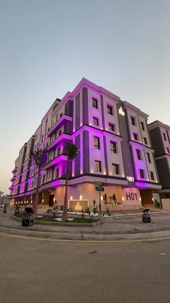 #شقه مميزه في موقع مميز خلف مجمع تجاري به جميع الخدمات