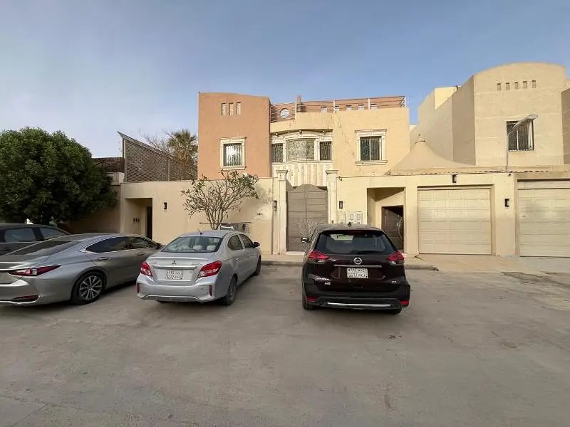 #للبيع فيلا وعدد 3شقق جنوب انس بن مالك بحى النرجس