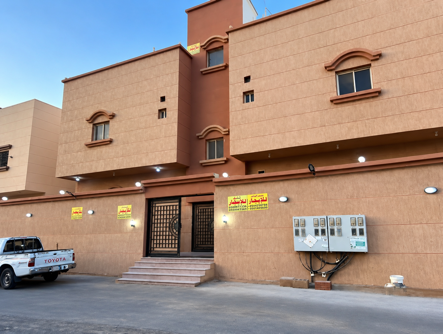 #عمارة في رابغ حي المرجانية دورين و ملحقين و وسطحين عوائل آو شركات .